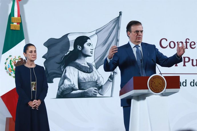 A presidente do México, Claudia Sheinbaum, é vista atrás, enquanto Marcelo Ebrard Casaubon, secretário de Economia, fala sobre o acordo que a presidente chegou com o presidente Trump, de que as exportações que cumprem as disposições do T-MEC não estarão s