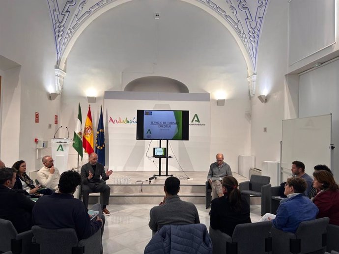 Eduardo Lucena presenta al sector turístico de Córdoba la Ley del Turismo Sostenible de Andalucía.