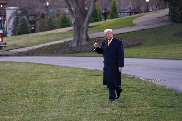 07 de março de 2025, EUA, Washington: O presidente dos EUA, Donald Trump, caminha até seu helicóptero para uma viagem à sua casa na Flórida neste fim de semana. Foto: Andrew Leyden/ZUMA Press Wire/dpa