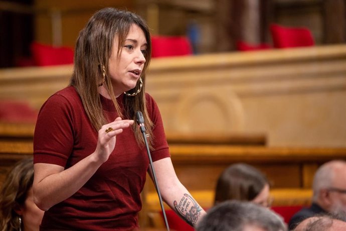 La diputada de la CUP, Laure Vega, durante una sesión de control al presidente de la Generalitat, en el Parlament, a 12 de febrero de 2025, en Barcelona, Cataluña (España). El Parlament vota en el pleno de hoy si tramita por lectura única la modificación 