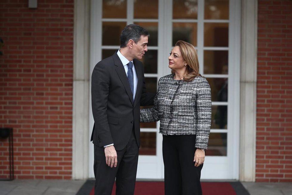 El presidente del Gobierno, Pedro Sánchez, recibe a la portavoz de Coalición Canaria en el Congreso, Cristina Valido.