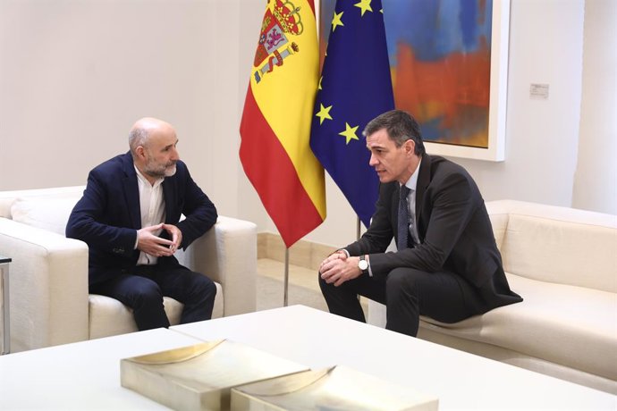 O Presidente do Governo, Pedro Sánchez (à direita), recebe o porta-voz do BNG no Congresso, Néstor Rego (à esquerda), no Palácio Moncloa, em 13 de março de 2025, em Madri (Espanha). O Presidente do Governo recebe os porta-vozes dos partidos com representa