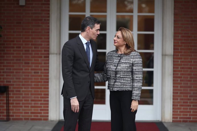 El presidente del Gobierno, Pedro Sánchez, recibe a la portavoz de Coalición Canaria en el Congreso, Cristina Valido.