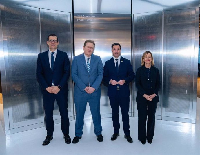 El Lehendakari Imanol Pradales, Y la diputada general de Gipuzkoa, Eider Mendoza, durante su visita a a la sede central de IBM en Nueva York. La compañía instalará el primer IBM Quantum System Two de Europa en San Sebastián