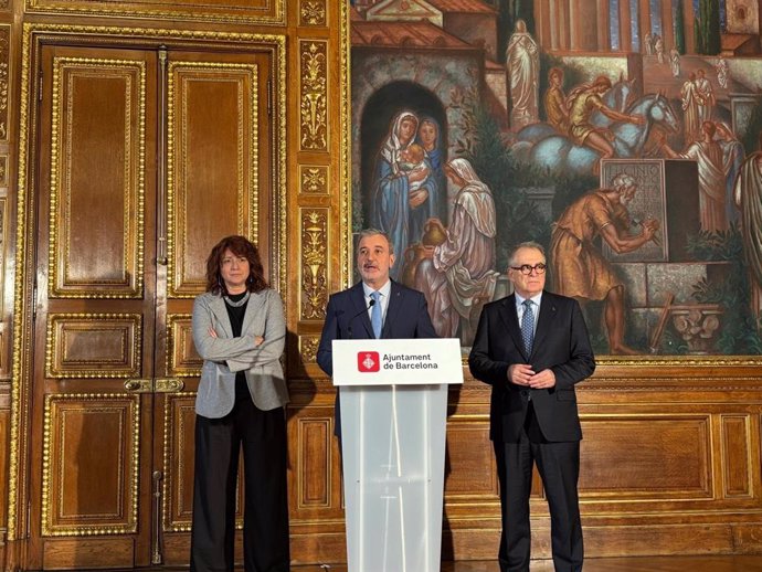 El alcalde de Barcelona, Jaume Collboni, junto a la primera teniente de alcaldía, Laia Bonet, y el teniente de Economía, Jordi Valls, en rueda de prensa para valorar la sentencia del Tribunal Constitucional