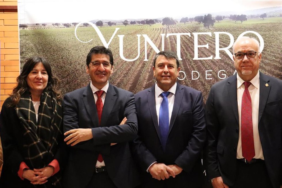 El vicepresidente segundo del Gobierno de Castilla-La Mancha, José Manuel Caballero, ha inaugurado la I Jornada Técnica de la Viña de la cooperativa Jesús del Perdón de Manzanares en el Gran Teatro de la localidad.