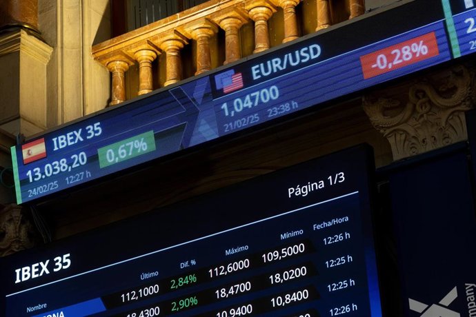 Paneles en el interior del Palacio de la Bolsa, a 24 de febrero de 2025, en Madrid (España). 