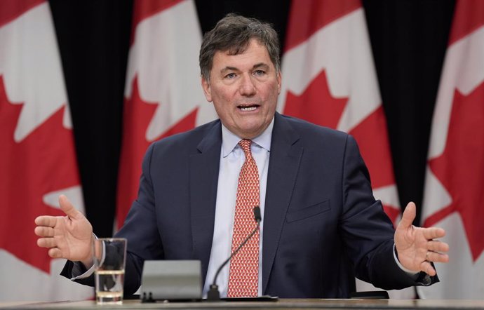 12 de março de 2025, Canadá, Ottawa: O Ministro das Finanças do Canadá, Dominic LeBlanc, gesticula durante uma coletiva de imprensa sobre tarifas, quarta-feira, 12 de março. O Canadá anunciou contra-tarifas em resposta às tarifas de 25\% impostas pelo pre