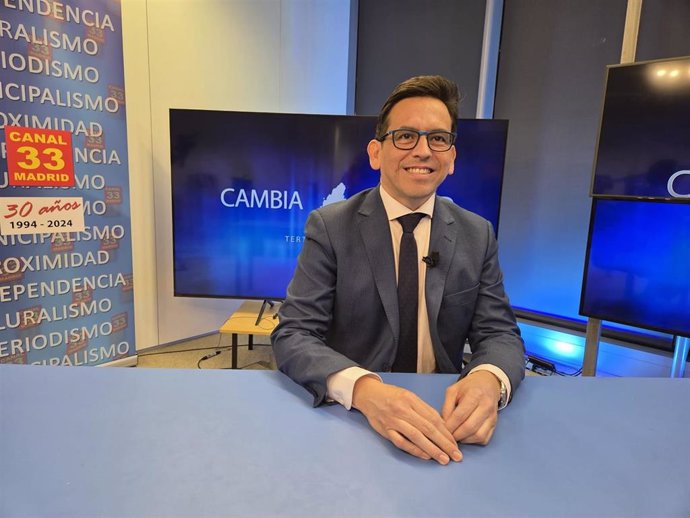 El concejal presidente de la Junta Municipal de Villaverde, Orlando Chacón, en la entrevista en Canal 33 TV.