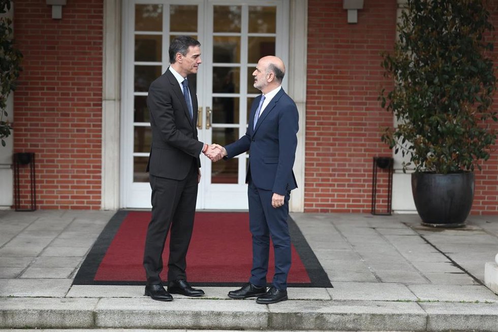 El presidente del Gobierno, Pedro Sánchez (i), recibe al portavoz de UPN en el Congreso, Alberto Catalán (d), en el Palacio de la Moncloa, a 13 de marzo de 2025, en Madrid (España).