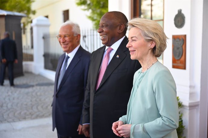 El presidente del Consejo, António Costa, presidente de Sudáfrica, Cyril Ramaphosa, y presidenta de la Comisión Europea, Ursula von der Leyen, de derecha a izquierda.