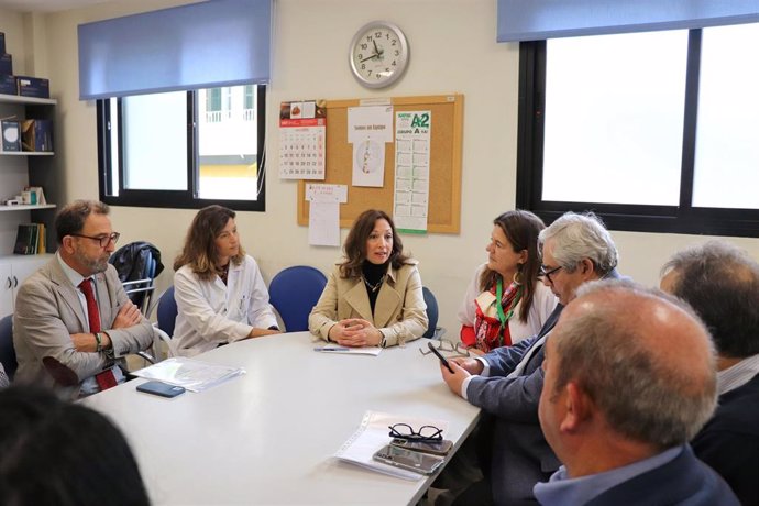 La delegada del Gobierno andaluz en Málaga, Patricia Navarro, visita el centro de salud del Limonar en Málaga capital.