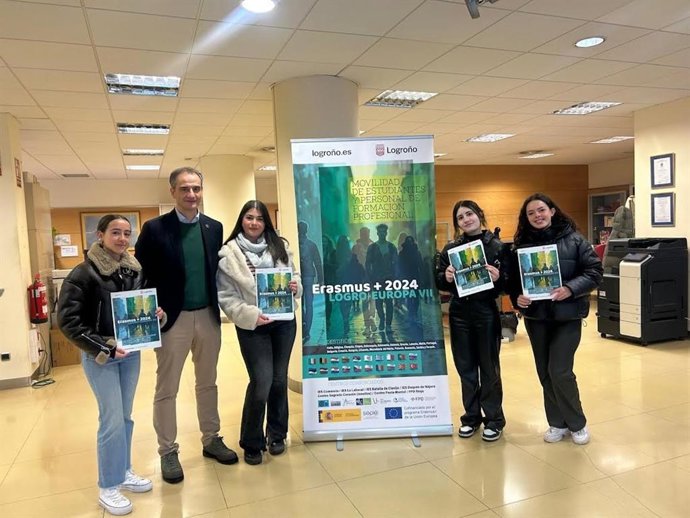 El concejal de Promoción de la Ciudad recibe al grupo de alumnos del programa 'Logro-Europa'