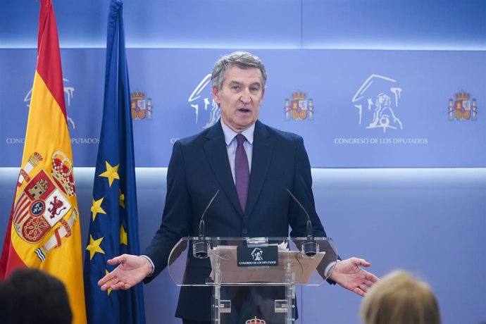 El presidente del Partido Popular, Alberto Núñez Feijóo, comparece ante los medios tras la reunión en La Moncloa con el presidente del Gobierno, Pedro Sánchez, en el Congreso de los Diputados, a 13 de marzo de 2025, en Madrid (España). 