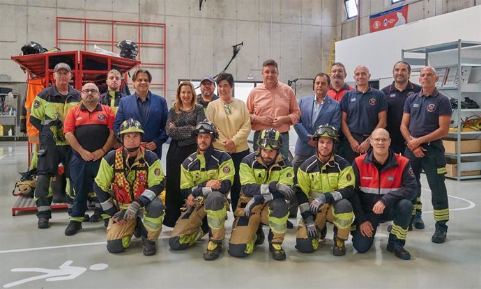 La presidenta del Cabildo de Tenerife, Rosa Dávila (c), en una visita al Consorcio de Bomberos