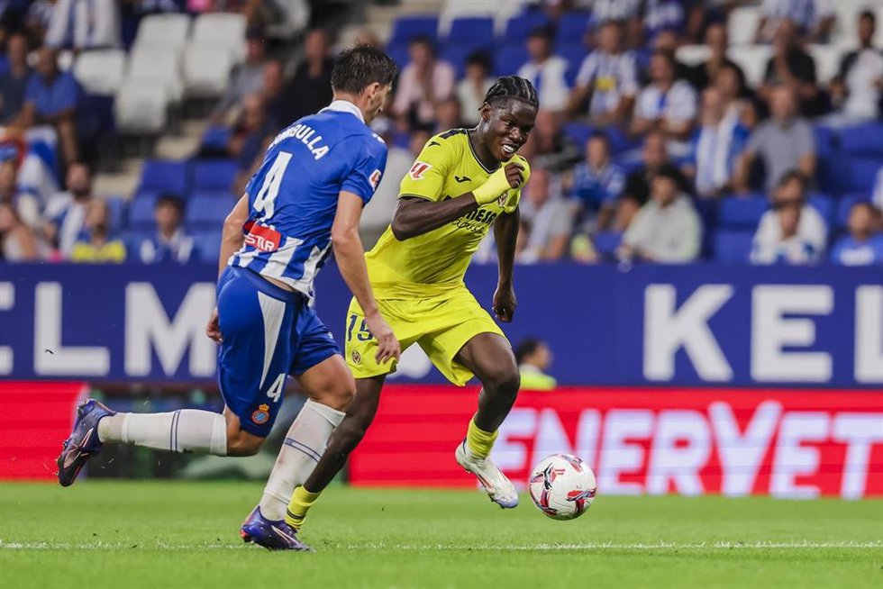 Archivo - Thierno Barry y Marash Kumbuilla durante un Espanyol-Villarreal