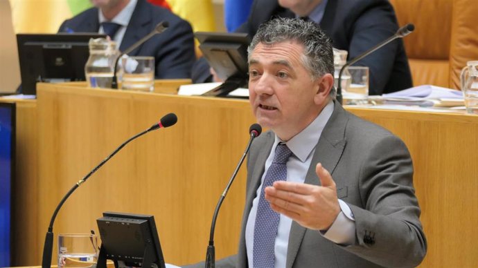 El diputado del GPP encargado de defender la propuesta, Carlos Cuevas.