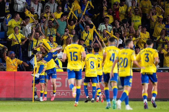 Archivo - El jugador de Las Palmas Alberto Moleiro celebra un gol.