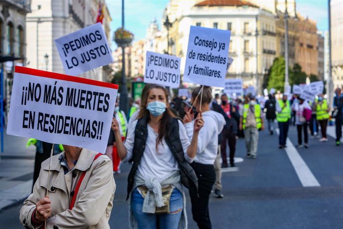 Archivo - Componentes de Marea de Residencias sostienen pancartas durante la manifestación convocada por una ley estatal "justa, digna y consensuada", en Madrid, (España), a 26 de septiembre de 2020.
