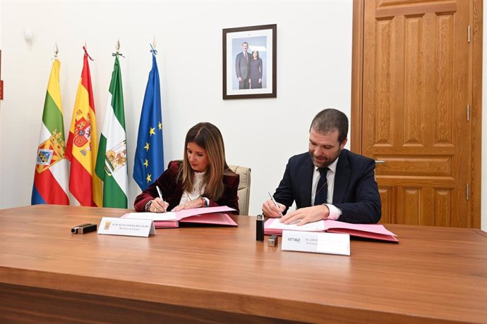 Auxi del Olmo y Javier Escribano firman el acuerdo para la instalación de EM&E Group.