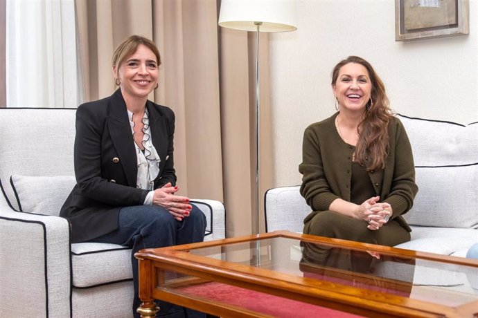 La presidenta de la Diputación de Cádiz, Almudena Martínez, en una recepción oficial en el Palacio Provincial con Niña Pastori, que será nombrada Hija Predilecta de la Provincia.