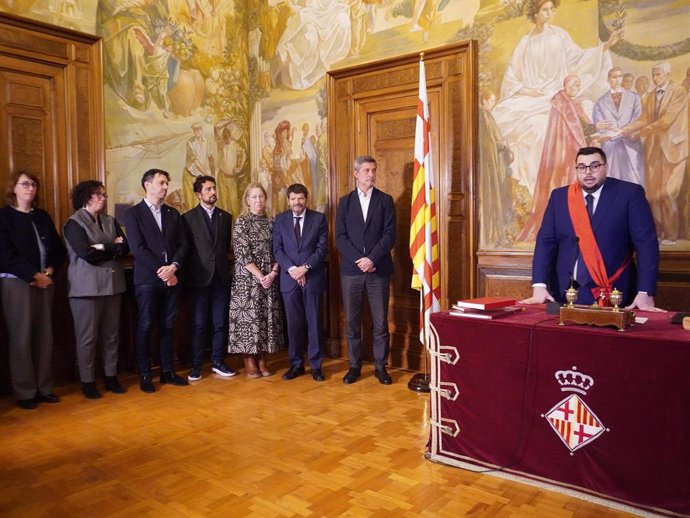 El nou regidor de JuntsXBarcelona, Arnau Vives, durant l'acte 