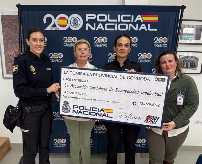 La Policía Nacional entrega el cheque a la Asociación Cordobesa de Discapacidad Intelectual.