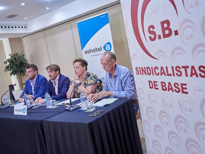 Archivo - El presidente de Ashotel, Jorge Marichal (c), en la presentación del Convenio Colectivo Provincial de Hostelaría