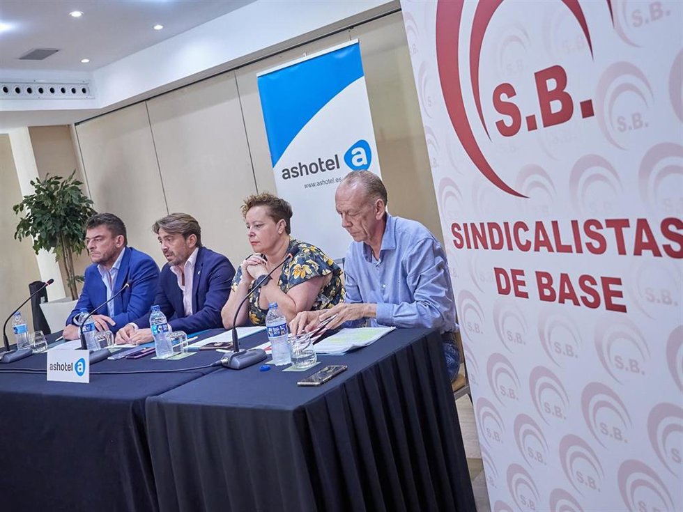 Archivo - El presidente de Ashotel, Jorge Marichal (c), en la presentación del Convenio Colectivo Provincial de Hostelaría