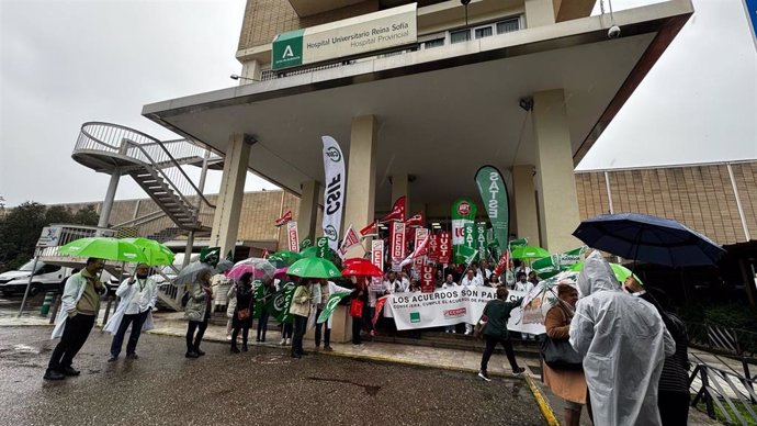 Concentración de representantes sindicales ante el Hospital Provincial de Córdoba.
