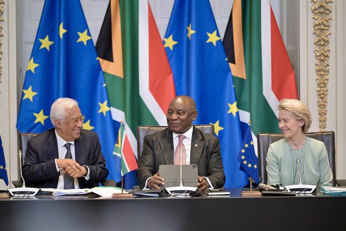 El presidente del Consejo, Antonio Costa, el presidente de Sudáfrica, Ciryl Ramaphosa, y la presidenta de la Comisión Europea, Ursula von der Leyen, en la cumbre en Ciudad del Cabo.