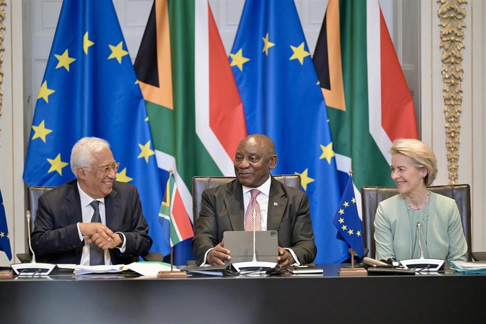 El presidente del Consejo, Antonio Costa, el presidente de Sudáfrica, Ciryl Ramaphosa, y la presidenta de la Comisión Europea, Ursula von der Leyen, en la cumbre en Ciudad del Cabo.