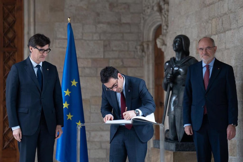 El vicepresidente ejecutivo de la CE para la Prosperidad y la Estrategia Industrial, Stéphane Séjourné (d), firma el Libro de Honor junto al presidente de la Generalitat, Salvador Illa (i), y el conseller de Unión Europea y Acción Exterior de la General