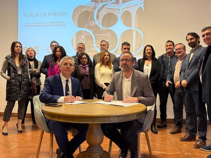 Juan Salado y Luis Gandiaga, durante la firma del acuerdo.