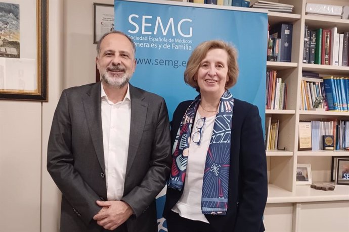 El presidente de SEFAP, José Manuel Paredero, y la presidenta de la SEMG, Pilar Rodríguez, durante la firma del acuerdo.