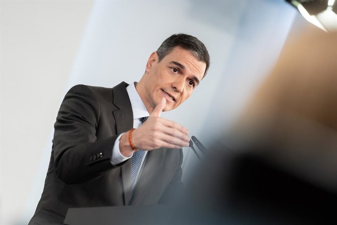 O Presidente do Governo, Pedro Sánchez, durante uma coletiva de imprensa após a reunião com os representantes dos grupos parlamentares, em La Moncloa, em 13 de março de 2025, em Madri (Espanha).
