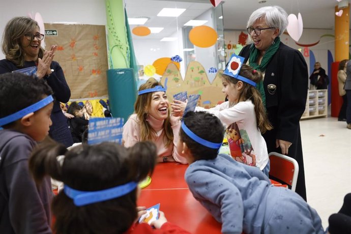 La alcaldesa de Zaragoza, Natalia Chueca, durante su visita a la ludoteca y centro de tiempo libre El Óvalo (Delicias)