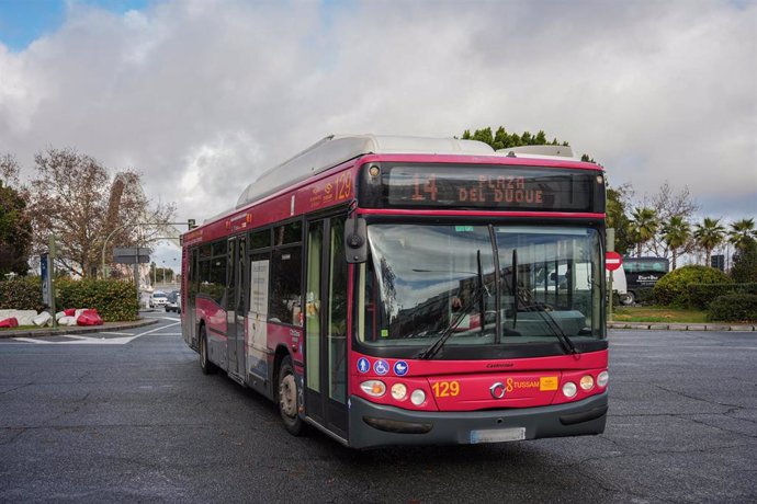 Archivo - Autobús de Tussam circulando por el centro de la ciudad. A 23 de enero de 2025