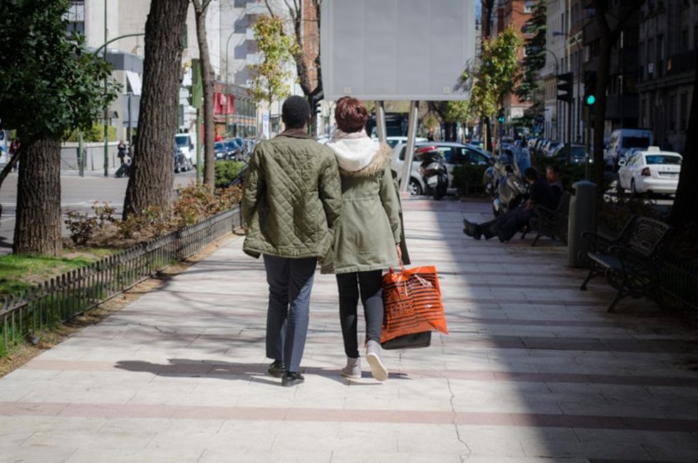 Archivo - Parejas, calle, gente, pasear, paseando, compras, centro de Madrid, amor, compra, comprar, compras, caminar, caminando, andar