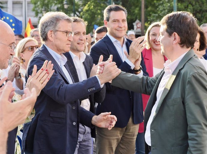 Archivo - El presidente del PP, Alberto Núñez Feijóo (i) y el presidente autonómico, Alfonso Fernández Mañueco (d), durante un acto de campaña de su partido el pasado año en Valladolid.