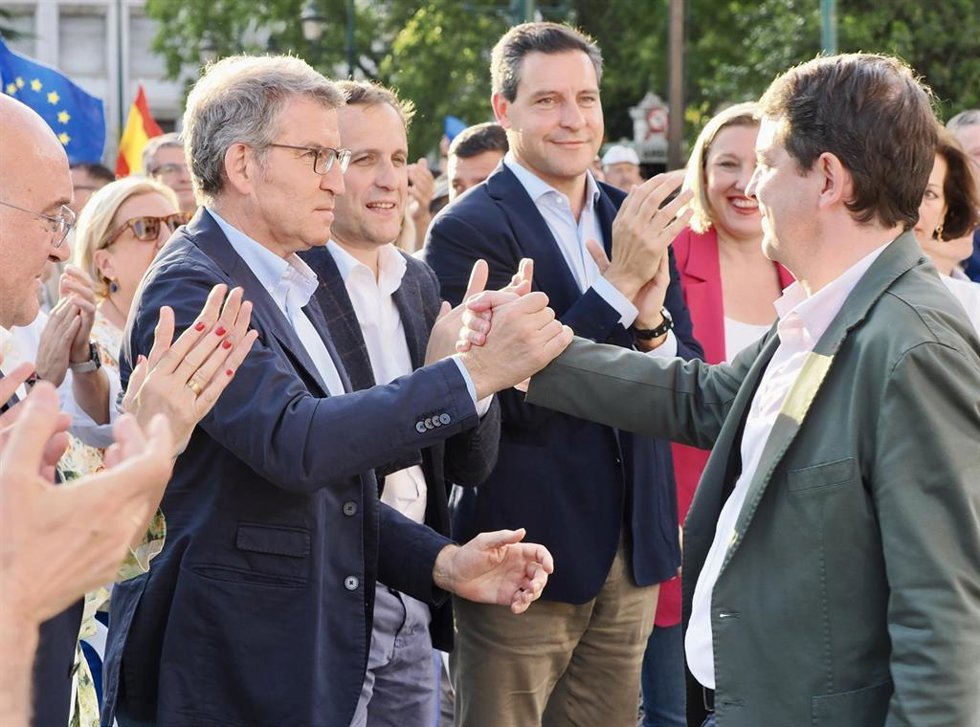 Archivo - El presidente del PP, Alberto Núñez Feijóo (i) y el presidente autonómico, Alfonso Fernández Mañueco (d), durante un acto de campaña de su partido el pasado año en Valladolid.