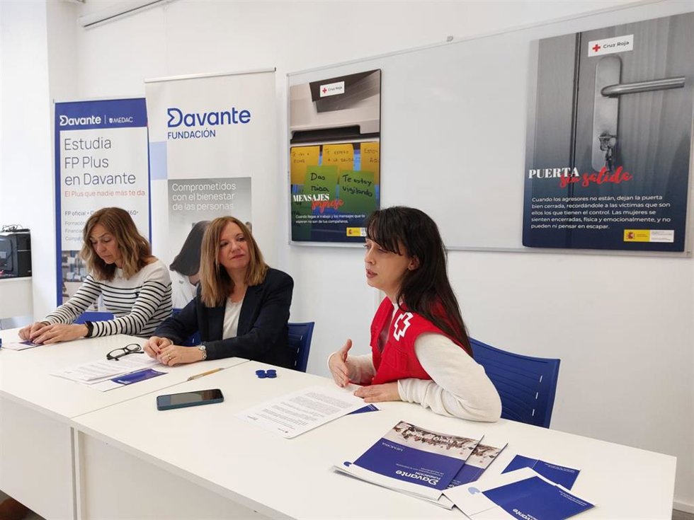 La exposición se compone de 22 fotografías y paneles informativos realizadas por mujeres que han sufrido la violencia de género.