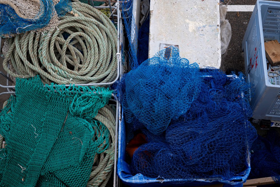 Materiales de pesca en el Puerto de Arenys, a 11 de diciembre de 2024, en Arenys de Mar, Barcelona, Catalunya (España).