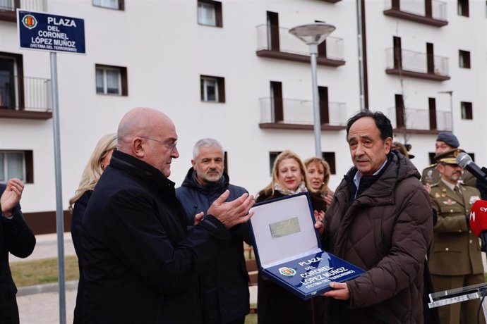 El alcalde de Valladolid, Jesús Julio Carnero, entrega la placa con el nombre del coronel López Muñoz, asesinado por el Grapo en 1990, a su hijo