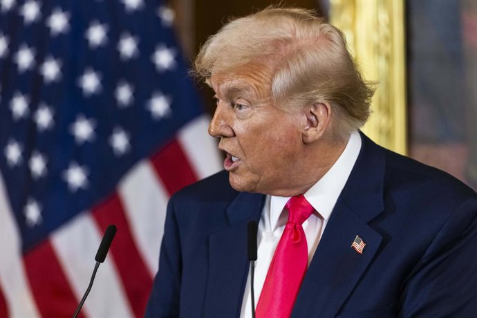 12 de março de 2025, Washington, Distrito de Columbia, EUA: O presidente dos EUA, Donald Trump, junta-se ao Taoiseach da Irlanda, Micheal Martin, e ao presidente da Câmara, Mike Johnson, no almoço dos Amigos da Irlanda no Capitólio dos EUA, em Washington 