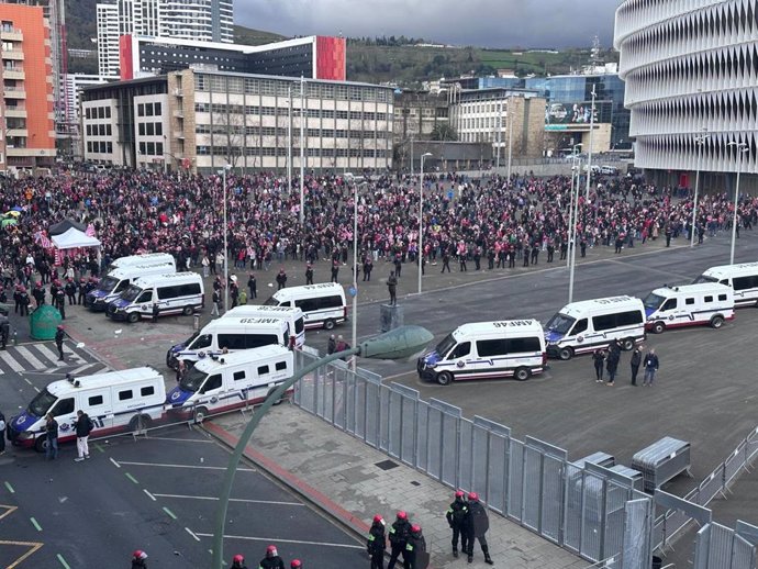 Despliegue policial ante la presencia de aficionados del Athletic y AS Roma ante el  estadio de San Mamés