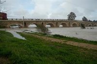Jerez (Cádiz) mantiene desalojos preventivos en barriadas pese al descenso del caudal del Guadalete