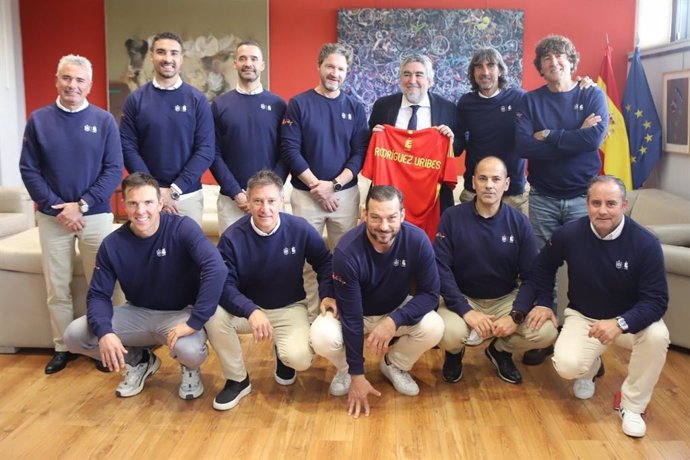 José Manuel Rodríguez Uribes recibe a una representación de futbolistas de Leyendas España.