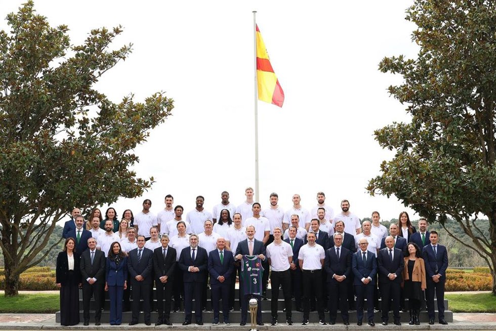 Foto de familia del Rey Felipe VI (c), junto al equipo del Unicaja Baloncesto, en el Palacio de la Zarzuela, a 13 de marzo de 2025, en Madrid (España). El Rey ha recibido al equipo del Unicaja Baloncesto, que quedó campeón de la 89 edición de la Copa