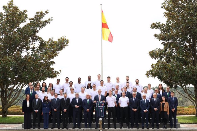 Foto de familia del Rey Felipe VI (c), junto al equipo del Unicaja Baloncesto, en el Palacio de la Zarzuela, a 13 de marzo de 2025, en Madrid (España). El Rey ha recibido al equipo del Unicaja Baloncesto, que quedó campeón de la 89ª edición de la “Copa de